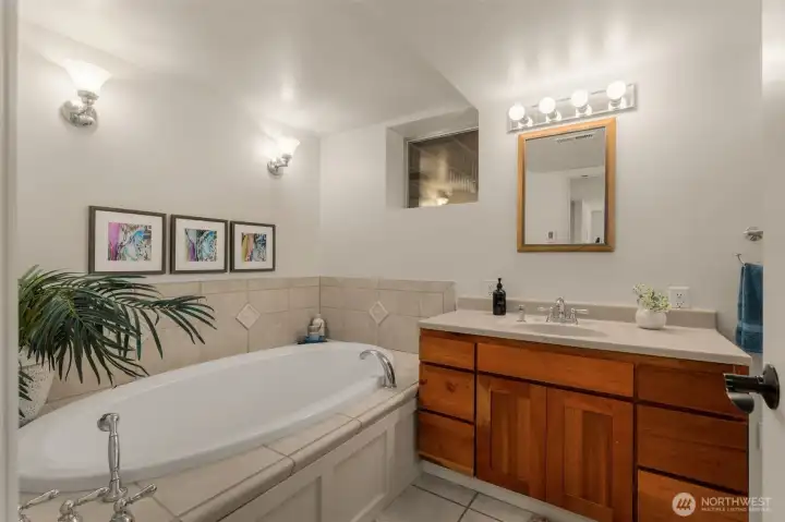 Lower level 5-piece bathroom Lower level 5-piece bathroom