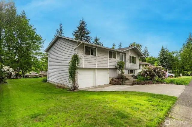 Lots of Side Yard For RV Parking, to add 3rd Garage or access to Backyard ADU or additional Structure