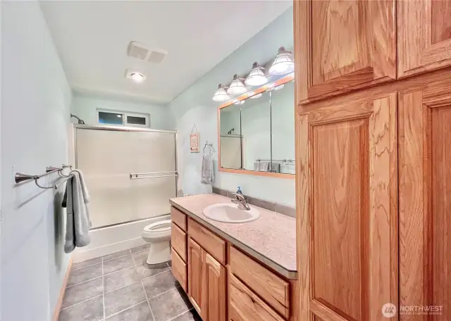 Main Guest Bedroom, Conveniently Located   Near the Guest Bathrooms, Kitchen, and   Living Room. Features a Full Tub and   Storage Space for Beach Towels, Perfect for   Visitors Seeking Comfort and Convenience.