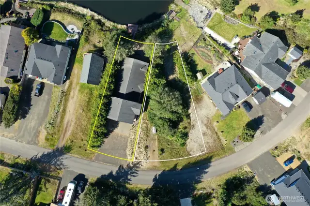 Approximate property boundaries of 137 N Razor Clam Dr SW, situated along the Bell Canal in Ocean Shores, WA. Adjacent to this property, the neighboring lot at 138 N Razor Clam Dr SW is available for purchase at $100,000.