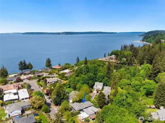 With the Sound just down the hill and easy access to both downtown Edmonds and Lynnwood, this home offers the best of nature, community, and convenience.