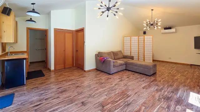 Large open area.  Great guest room or office space