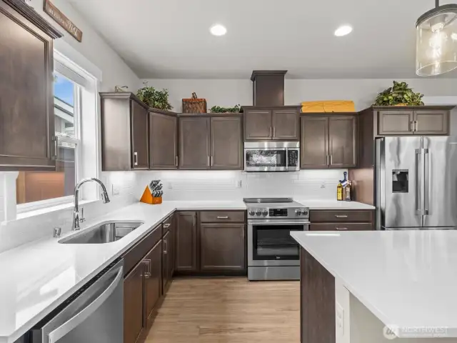 High end appliances (Bosch fridge, BEKO microwave and range) complete the space.