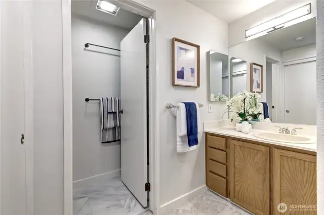 Ensuite 3/4 bath
