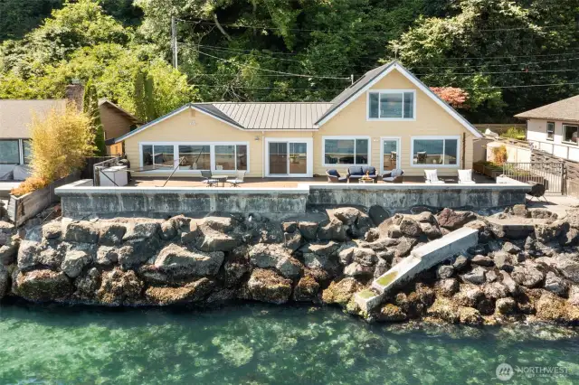 Just moments from the north end ferry. A commuter's dream! Unless you are lucky enough to work from home. Thoughtfully and beautifully renovated by Didricksen Construction in 2017. One of Vashon's most reputable builders.
