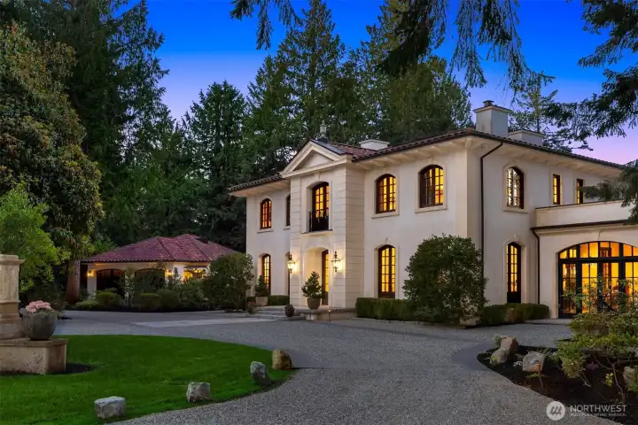 Long winding driveway to front of house