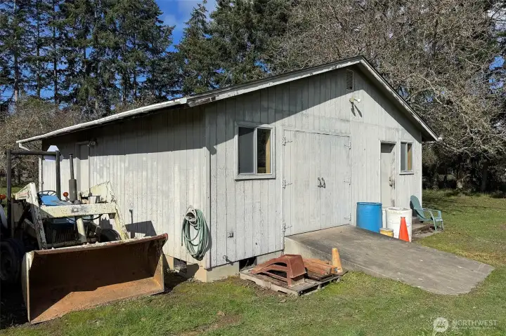 Outbuildings include Shop & Storage Sheds