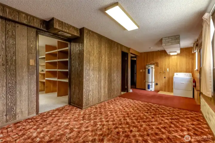 Laundry area / Flex space