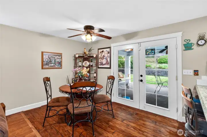 You may choose between the dining room or this cozy corner of the kitchen to dine!