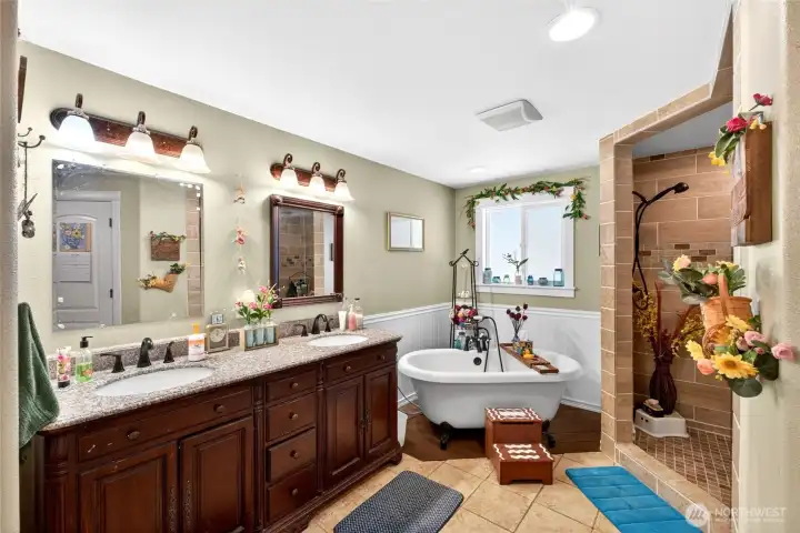 The star of this bathroom is the clawfoot tub!