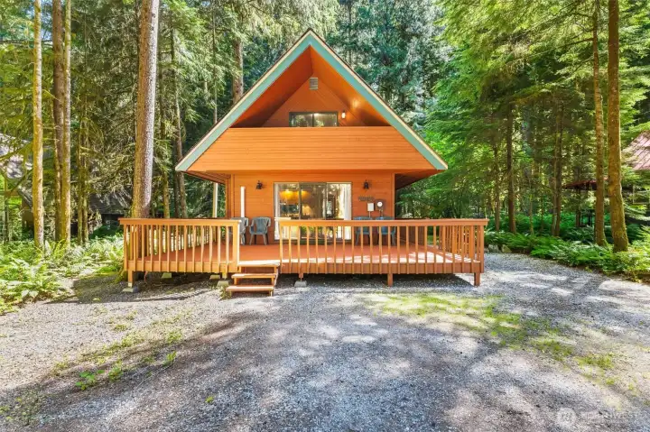Welcome home to your cabin nestled among towering evergreens in the gated Snowline Community near Mt. Baker.