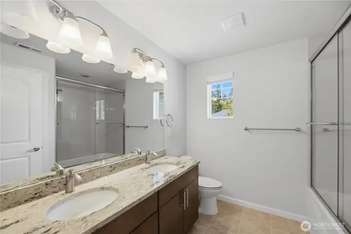 Upper floor main full bathroom