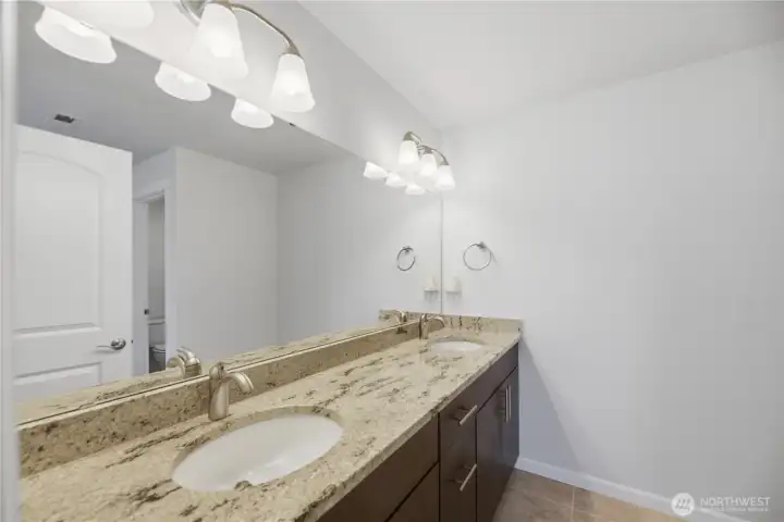 Upper floor main bathroom