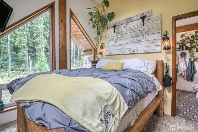 Upper floor bdrm w/ bath
