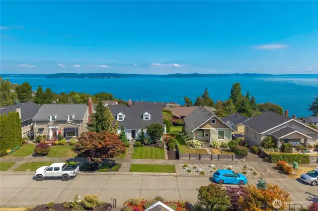 Uninterrupted, panoramic views with no power lines in sight—truly a rare find in North Tacoma.