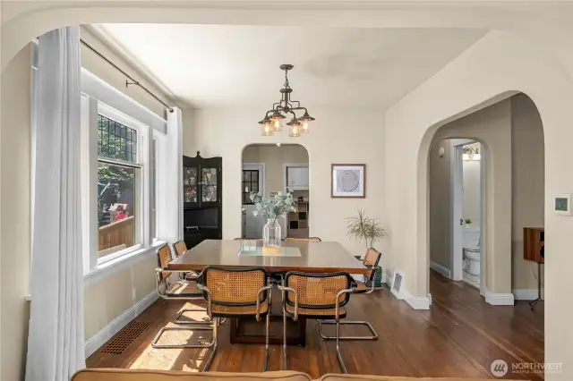 Comfortably hosts gatherings and everyday meals in a bright, welcoming space.
