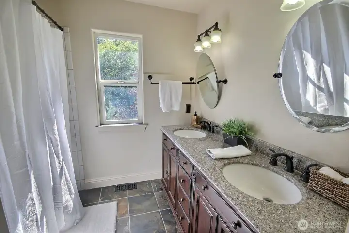 Double sinks, here too!