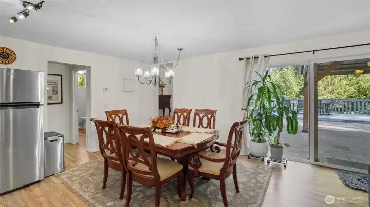Enjoy quiet dinners or hosting gatherings with this bright & inviting dining space!