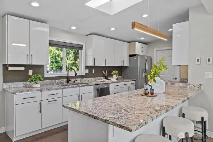 Open kitchen w/bar seating