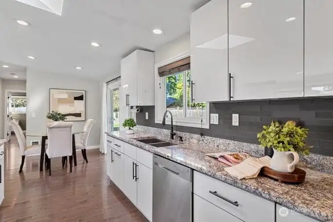 New, Stainless appliances