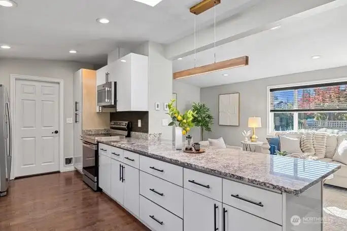 Open floor plan w/counter seating