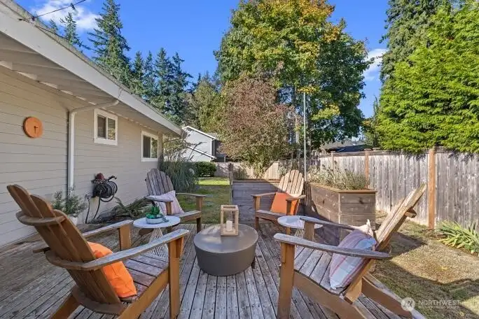 Enjoy this quiet yard