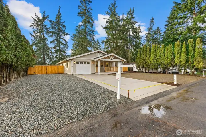 Parking galore! That gate is 10'