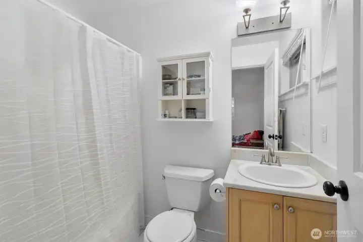 Bath attached to bedromo 3