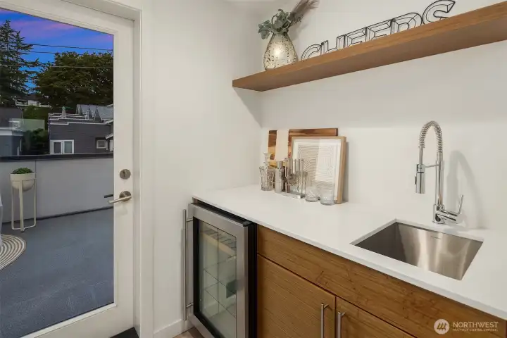 Wet bar at the roof deck level