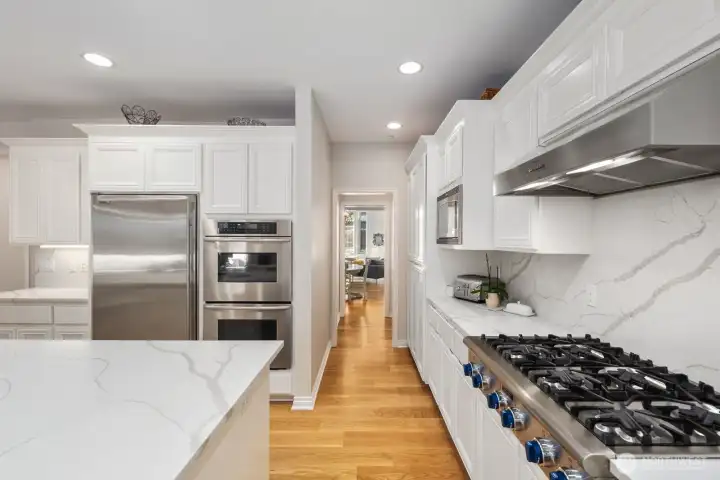 See through butlers panyrt into dining room and living room