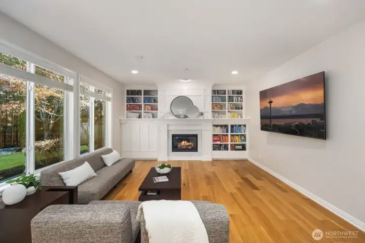 Beautiful 7inch wide white oak wood floors throught main floor