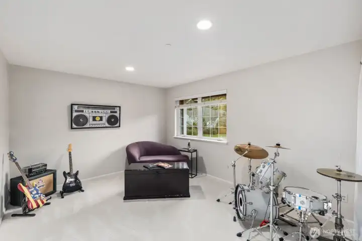 Large bonus room could be 5th bedroom