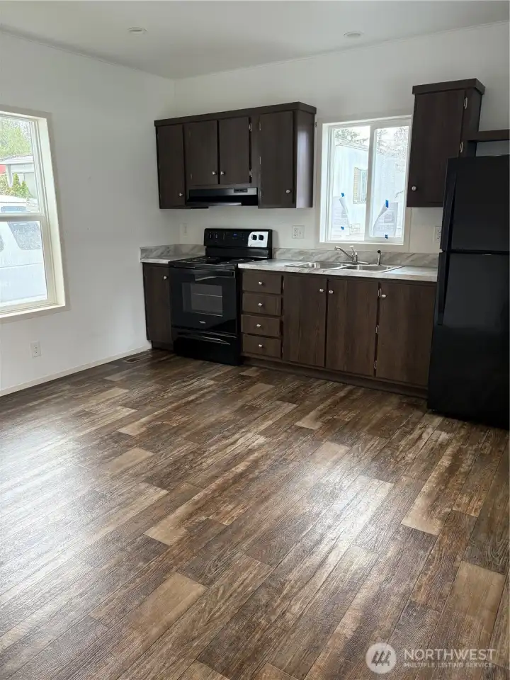 Spacious Kitchen dining room to hang out.
