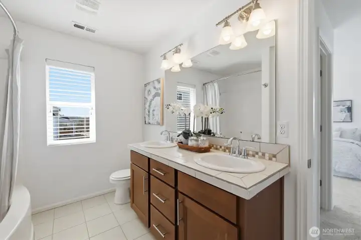 Ensuite bathroom (staged)