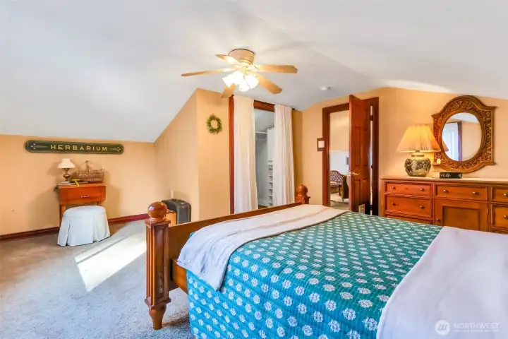 4th bedroom upstairs could be a crafter room too.