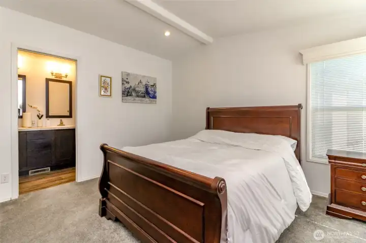 Bath of master bedroom