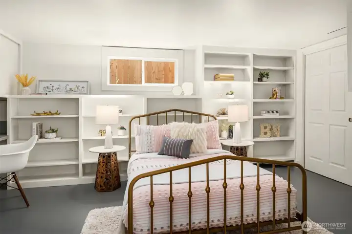 Sweet bedroom on lower with additional built-ins