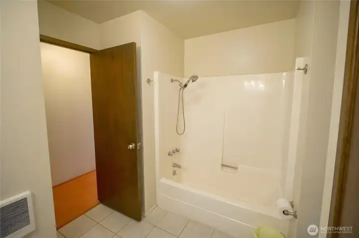 Full Guest Bath Full Guest Bath