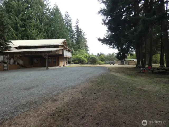 large driveway plenty of parking for rv etc