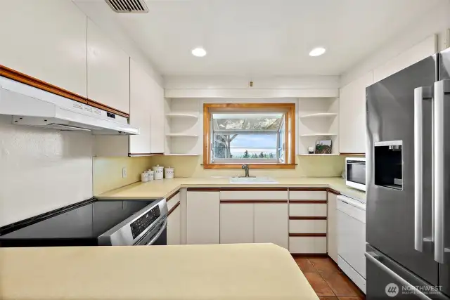 Ample storage and upgrade stove and refrigerator