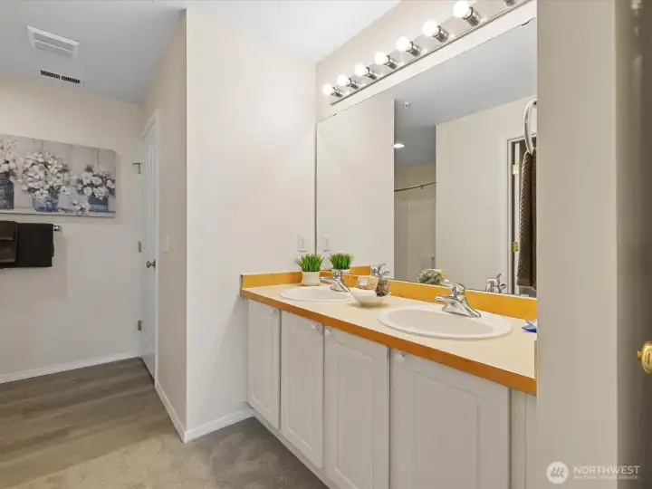 Primary en suite.