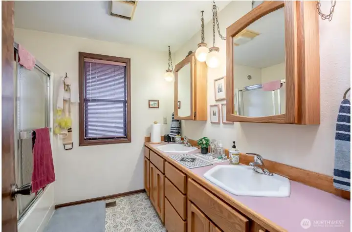 Main Floor Jack & Jill Full bathroom