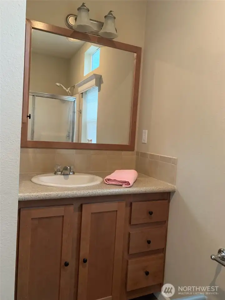 Additional view of the bathroom.