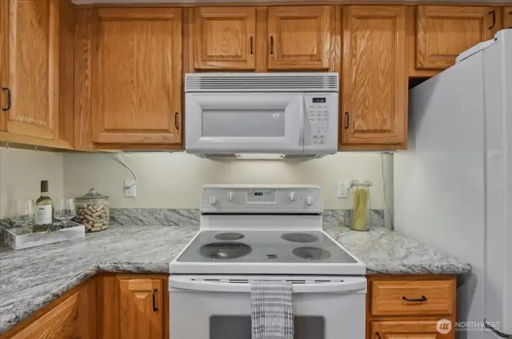 Kitchen with peninsula and eat bar, vaulted ceilings, laminate floor