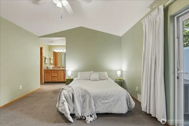 Primary bedroom suite on main w/ walk-in closet and ensuite bathroom