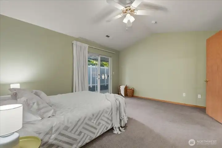 Primary bedroom suite on main w/ walk-in closet and ensuite bathroom