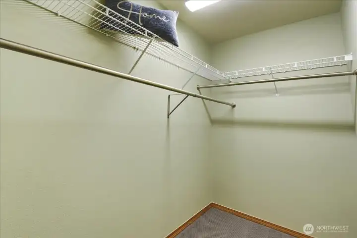 Primary bedroom suite on main w/ walk-in closet and ensuite bathroom