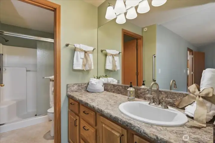 Primary bedroom suite on main w/ ensuite bathroom