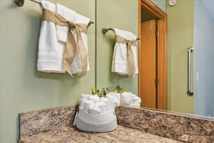 Primary bedroom suite on main w/ ensuite bathroom