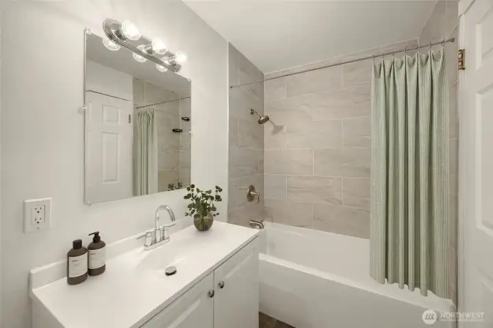Full bathroom (virtually staged) Full bathroom (virtually staged)